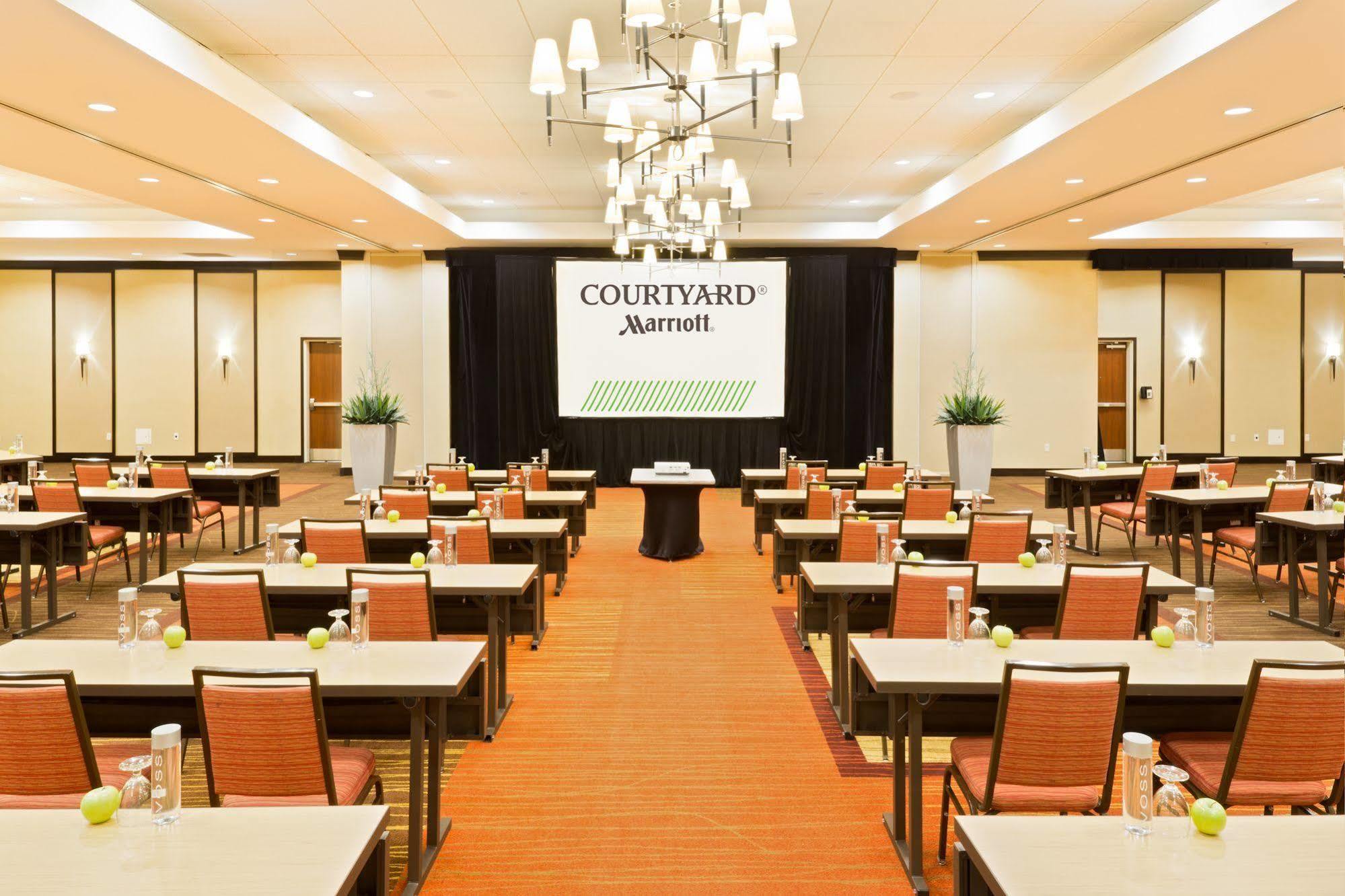 Courtyard Fort Wayne Downtown At Grand Wayne Convention Center Exteriör bild