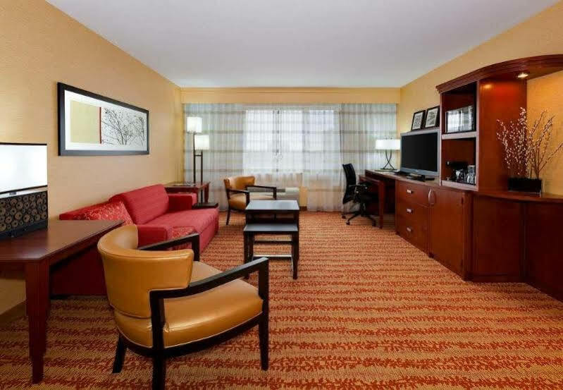 Courtyard Fort Wayne Downtown At Grand Wayne Convention Center Exteriör bild